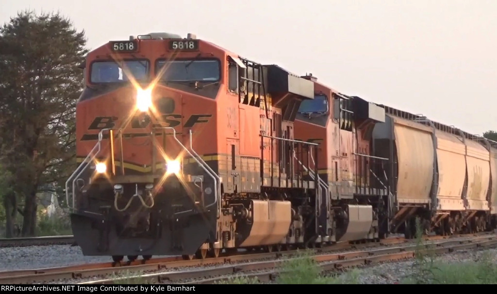 BNSF 5818, CN Farina Grain Train